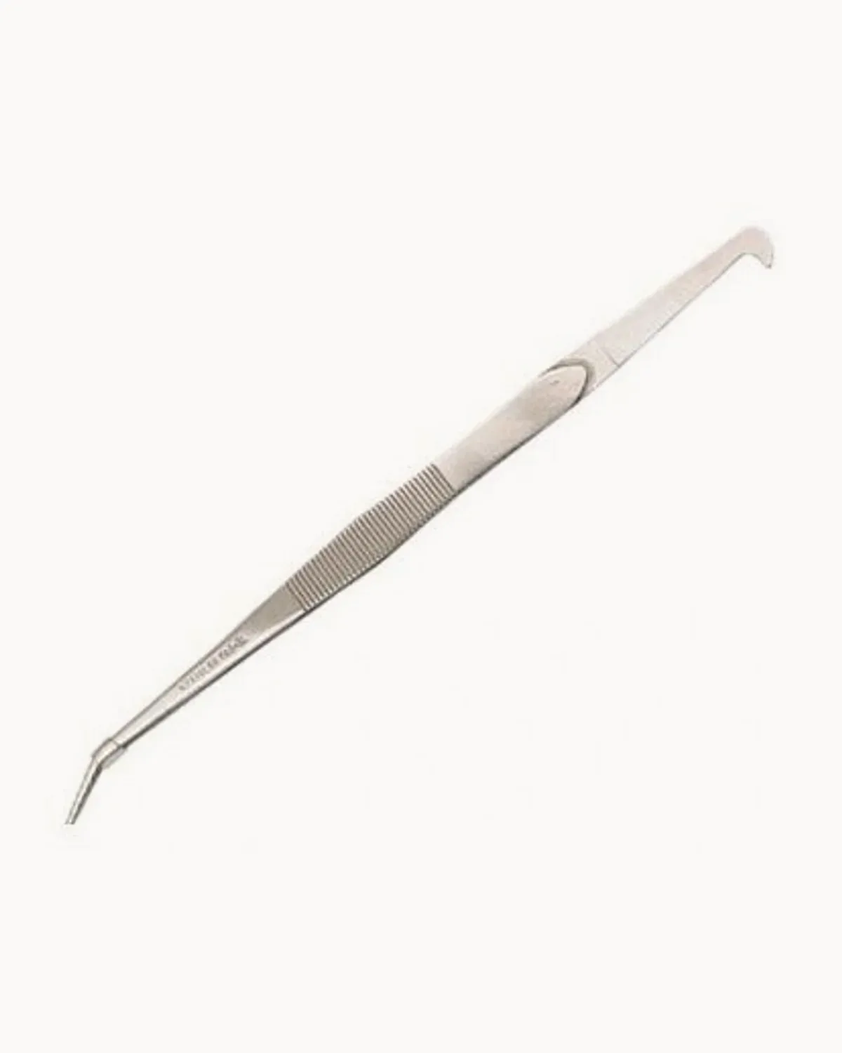 ملقط فولاذي طويل بطرف منحنٍ لإدخال الخيط في مكينة السورجي
